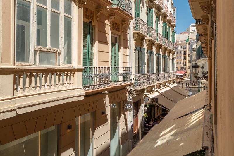 Balcones de hierro sobre una calle del centro de Málaga